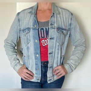 Vintage distressed light wash Levi’s Jean jacket men’s or women’s